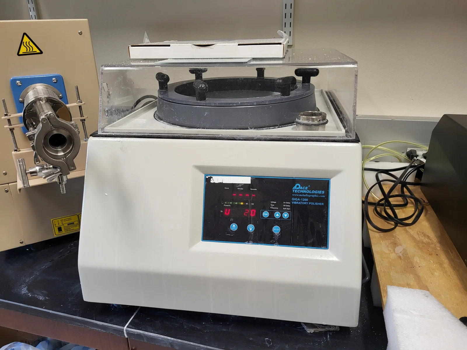 Vibratory polishing equipment used for final metallography preparation